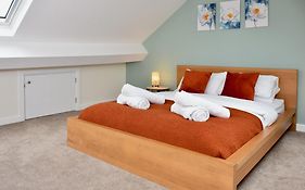 Cosy Yet Spacious, 3Br, Parking, Village Location
